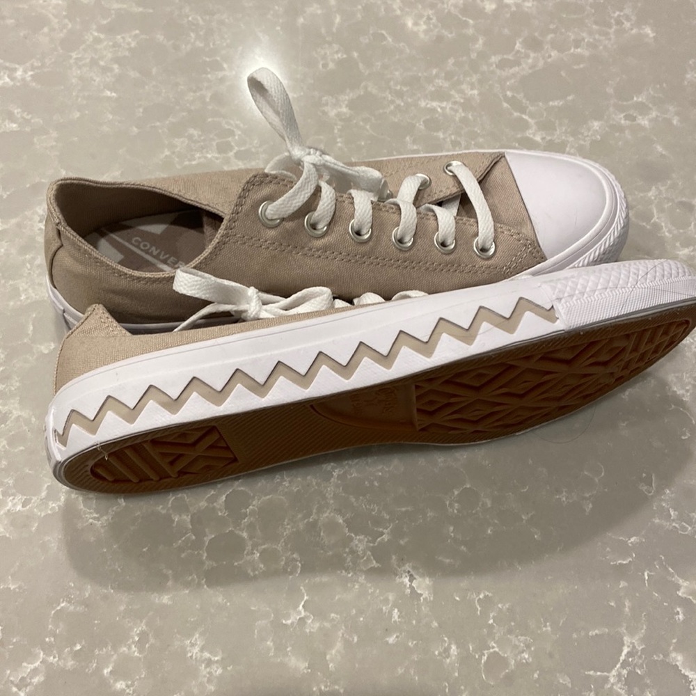 Womens Converse shoes Size 9